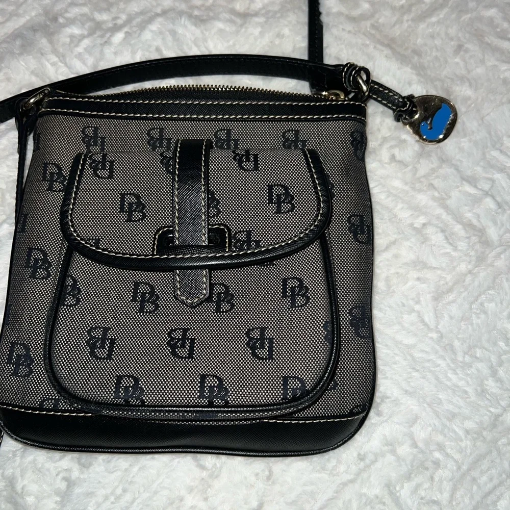 Dooney and Burke Stylish Black Crossbody Bag - Picture 2 of 4